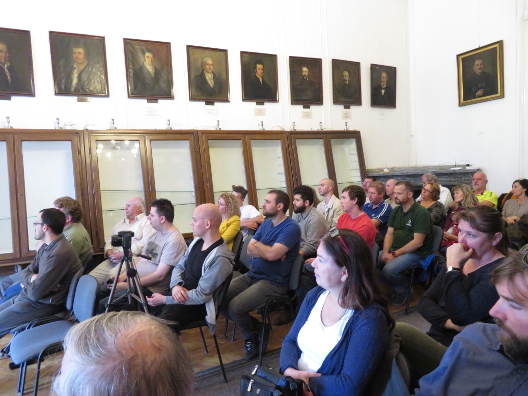 Participants waiting for the final results<br>You can switch between images using the arrow keys