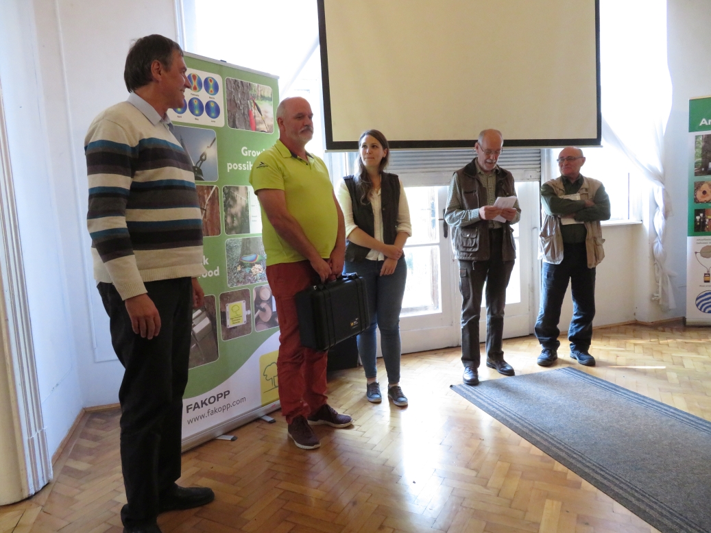 Winning team listening to the final remarks<br>You can switch between images using the arrow keys